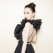 后背的痘痘比脸上还多 还想像baby一样成背杀？