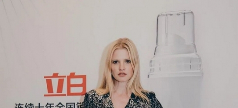 荷兰高端超模Lara Stone结婚了！