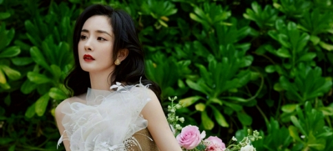 杨幂户外沙滩玫瑰大片 金色白纱领高开衩长裙秀美腿