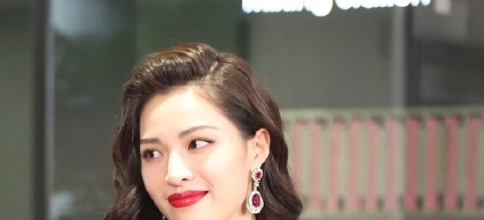 钟楚曦活动图释出 卷发红唇尽显女神气质