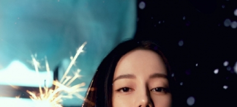 热巴隆冬瑞雪大片 长发红唇气场全开