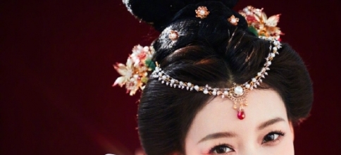 <b>孙怡晒唐装红裙起舞写真 飘逸灵动宛若画中仙子</b>
