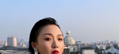 <b>辣目洋子穿露背长裙天台拍大片 调侃自称“戛纳在逃影后”</b>