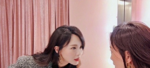 唐嫣分享随拍美照 穿着春装身材比例优越大长腿抢镜