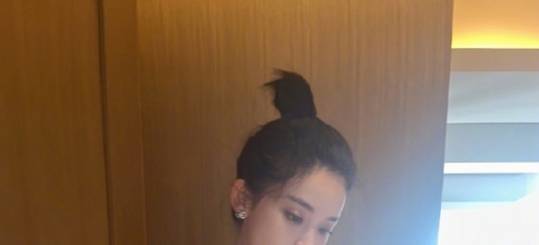 <b>古力娜扎晒健身美照 穿粉色运动bra秀小蛮腰</b>