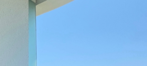 <b>周也晒海景四宫格少女感十足 高马尾搭连衣裙元气满满</b>