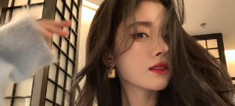 <b>鞠婧祎晒怼脸live自拍照 红唇大波浪长发又仙又美</b>