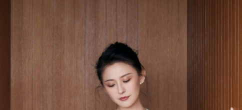 热依扎着刺绣裙搭配丸子头 古典韵味中不乏少女俏皮感
