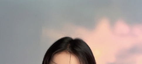 安崎穿黑白抹胸精致时髦 捂嘴甜笑少女感十足