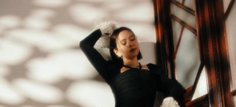 <b>刘品言时尚大片曝光 暖调氛围感写真展示魅力</b>