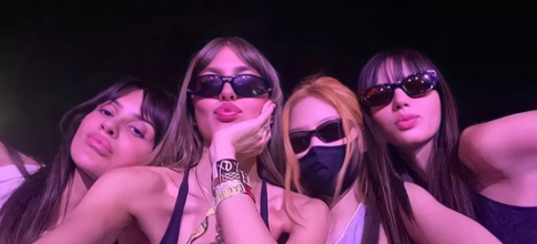超火辣！Jennie中空吊带背心美出天际，BLACKPINK也将回归？