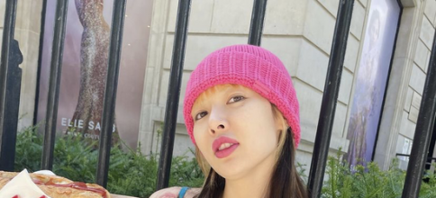 泫雅破洞丝袜+超短裙携手男友看秀，两人激情拥吻太甜蜜！