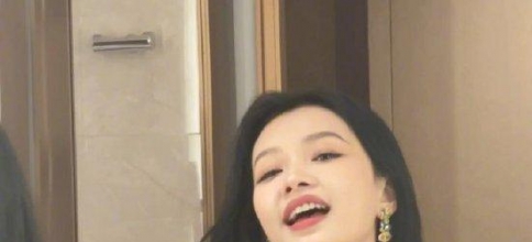 <b>孙怡分享四宫格live图 穿抹胸裙对镜摆pose托腮甜笑</b>